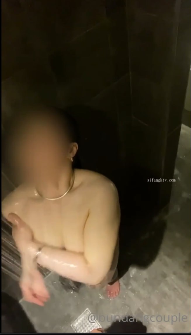 巨乳直播对干爹有求必应：「快来操我的小香逼」